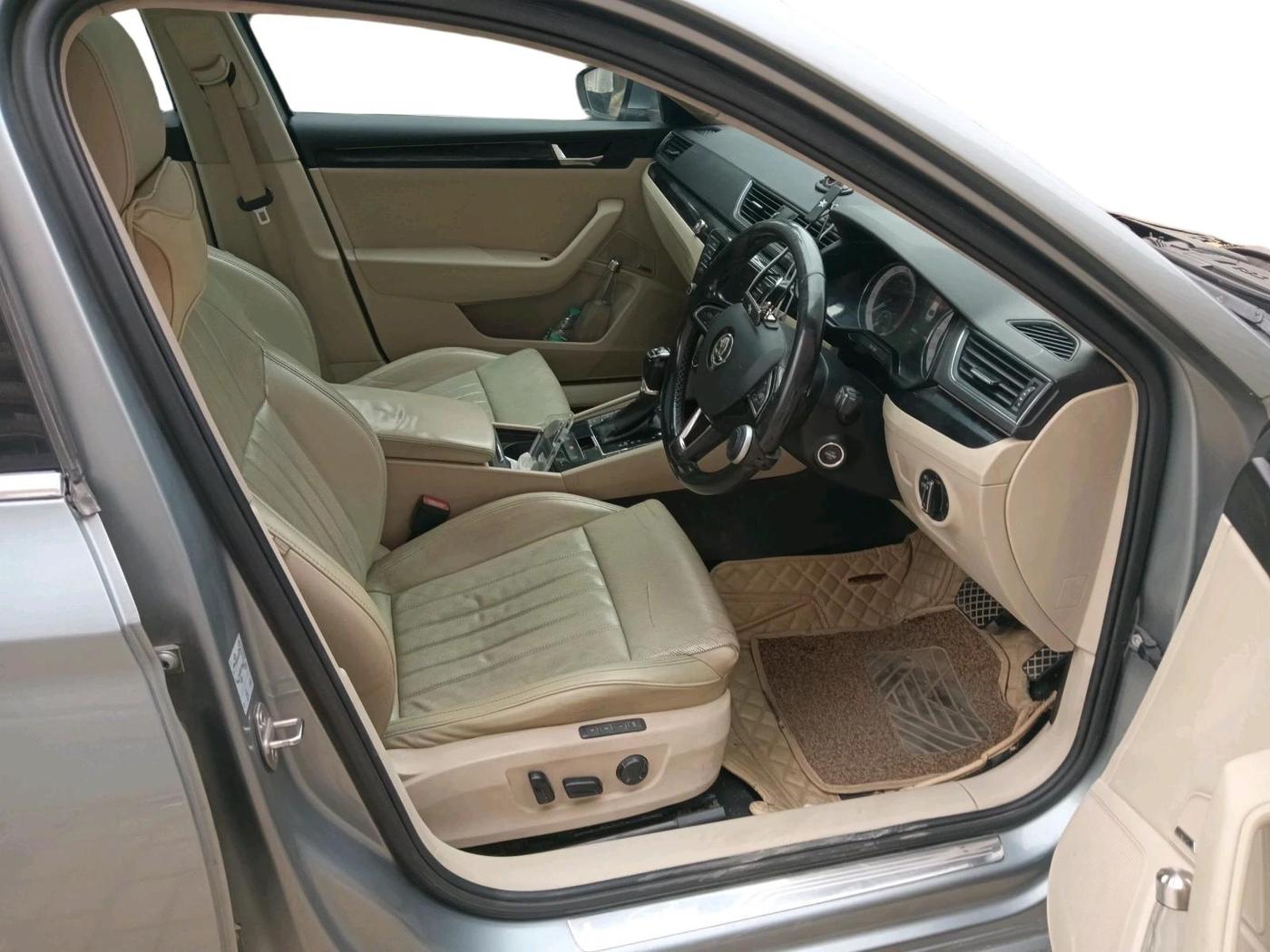 2016 Skoda Superb L&K 1.8 TSI AT, Petrol, Automatic, 1,20,870 km, interior