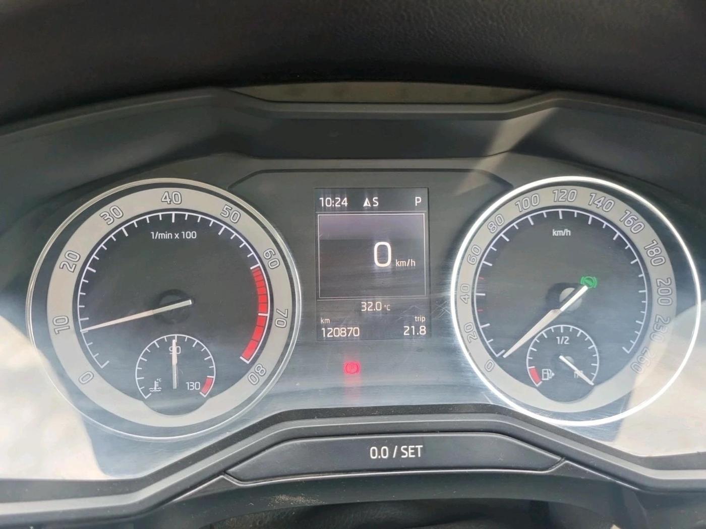 2016 Skoda Superb L&K 1.8 TSI AT, Petrol, Automatic, 1,20,870 km, interior
