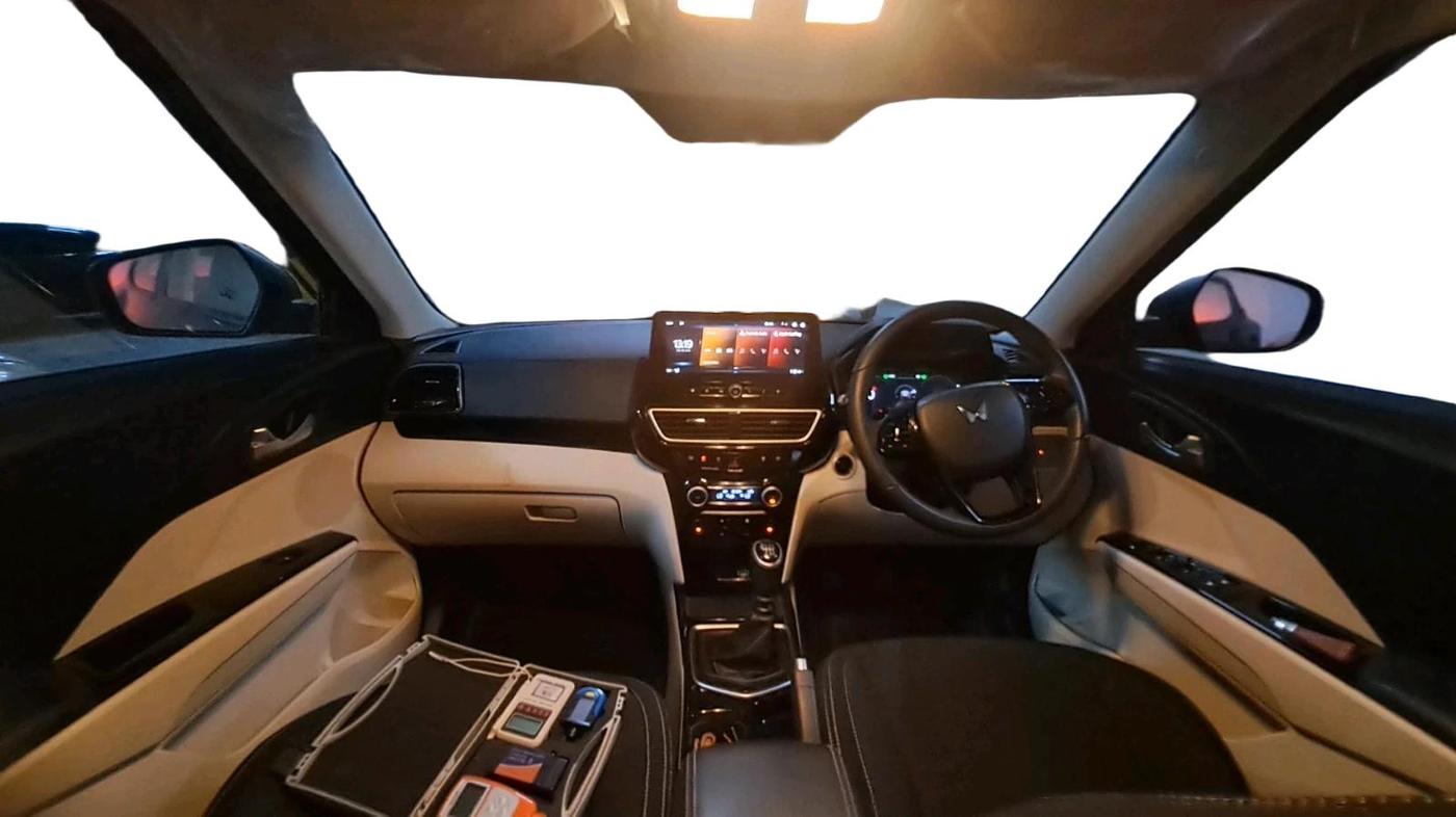 2024 Mahindra XUV 3XO AX5 1.2 L TCMPFi, Petrol, Manual, 17,217 km, interior