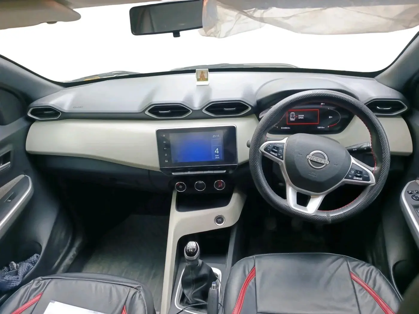 2022 Nissan MAGNITE XV MT, Petrol, Manual, 15,812 km, interior
