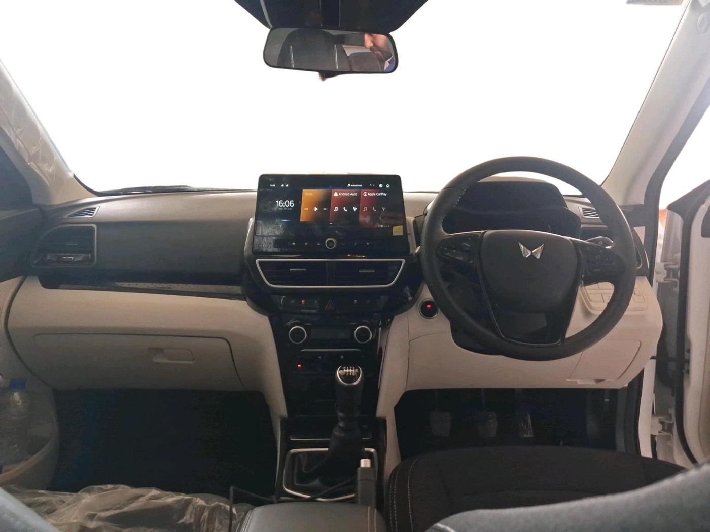 2026 Mahindra XUV 3XO AX5 1.2 L TCMPFi, Petrol, Manual, 5,338 km, interior