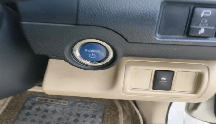 2016 Toyota Camry HYBRID, Hybrid, Automatic, 2,00,908 km, interior