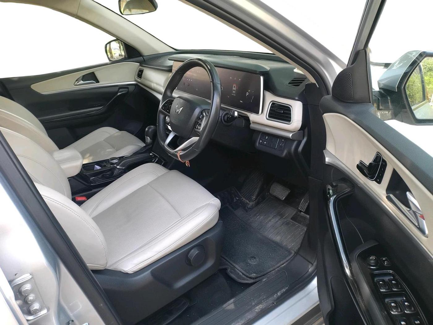 2024 Mahindra XUV700 AX 7 D AT 7 STR, Diesel, Automatic, 73,532 km, interior