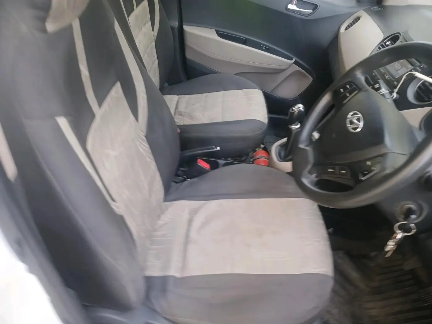 2015 Hyundai Grand i10 SPORTZ 1.2 KAPPA VTVT, CNG, Manual, 1,02,803 km, interior