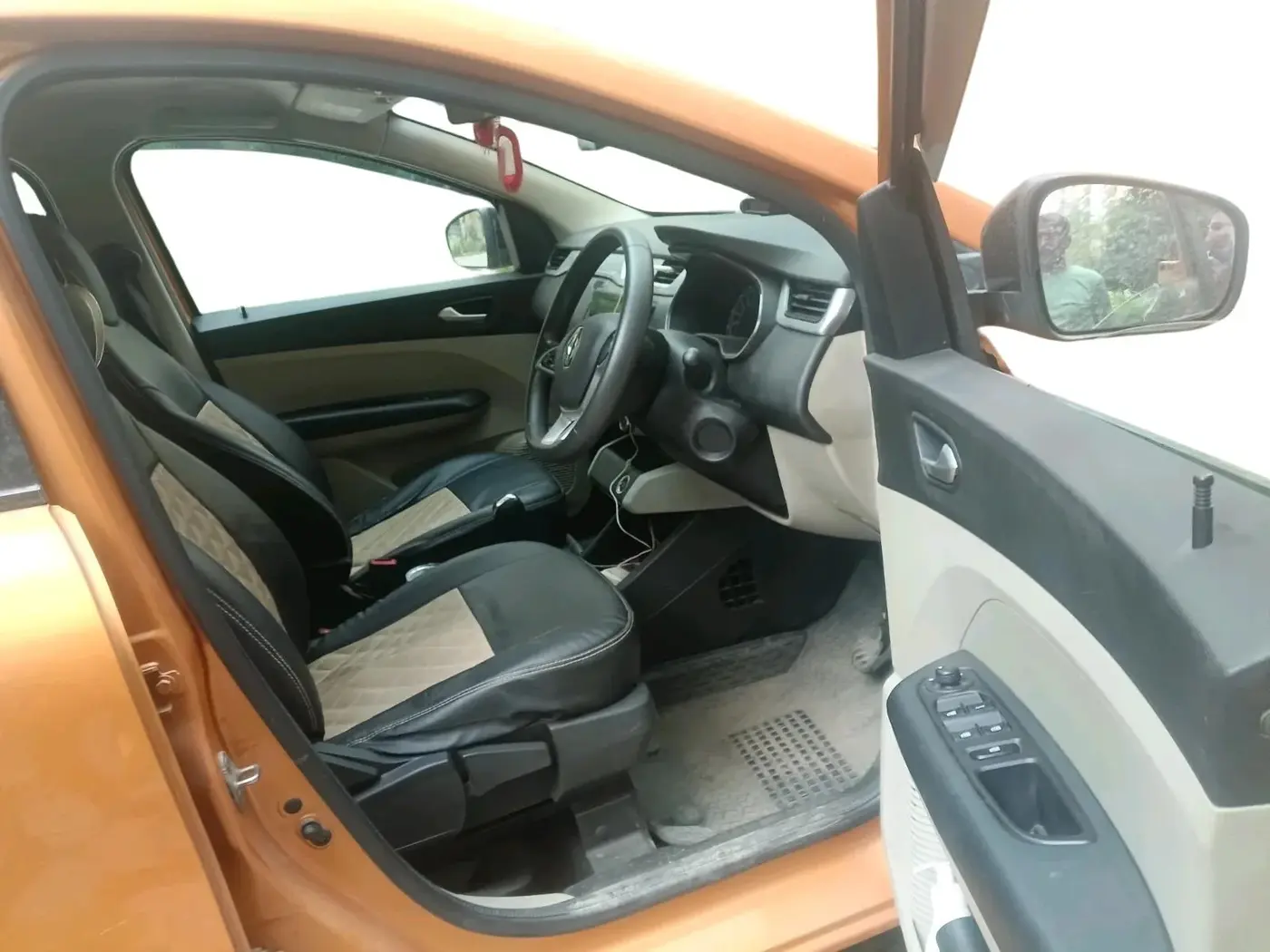 2023 Renault TRIBER RXZ AMT, Petrol, Automatic, 37,750 km, interior