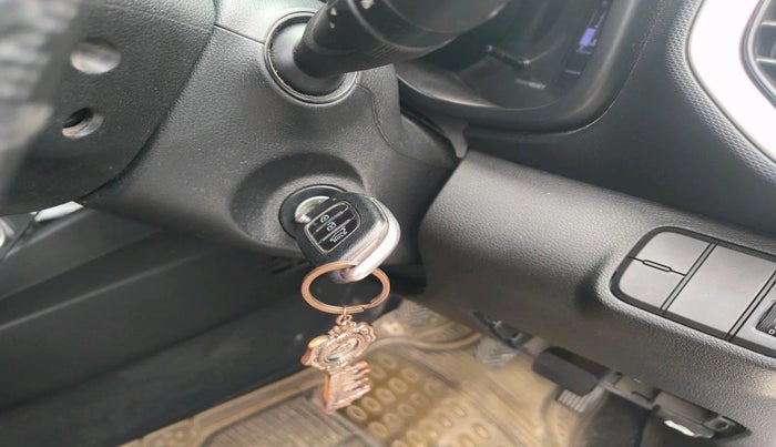 2020 Hyundai VENUE SX 1.0 TURBO, Petrol, Manual, 46,998 km, interior