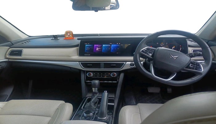 2023 Mahindra XUV700 AX 7 P AT 7 STR, Petrol, Automatic, 43,853 km, interior