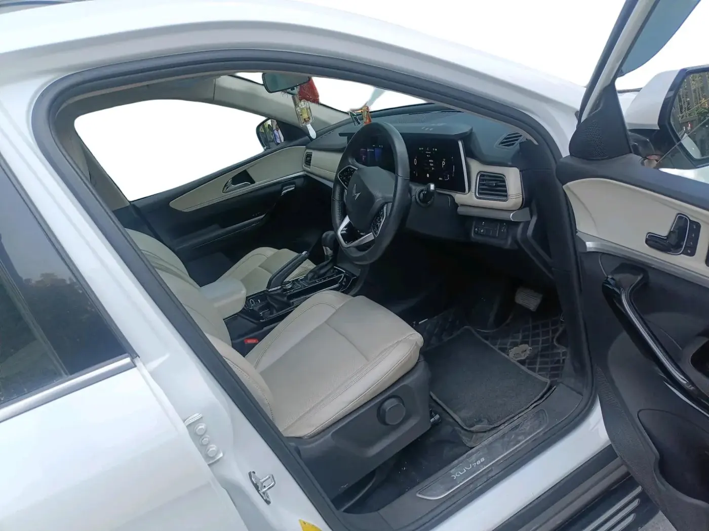 2023 Mahindra XUV700 AX 7 P AT 7 STR, Petrol, Automatic, 43,853 km, interior