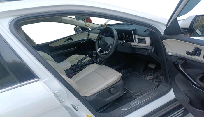 2023 Mahindra XUV700 AX 7 P AT 7 STR, Petrol, Automatic, 43,853 km, interior