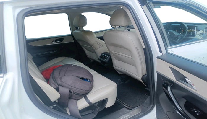 2023 Mahindra XUV700 AX 7 P AT 7 STR, Petrol, Automatic, 43,853 km, interior