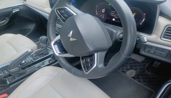 2023 Mahindra XUV700 AX 7 P AT 7 STR, Petrol, Automatic, 43,853 km, interior