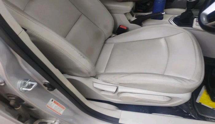 2019 Mahindra XUV300 W8 (O) 1.2 PETROL, Petrol, Manual, 72,679 km, interior