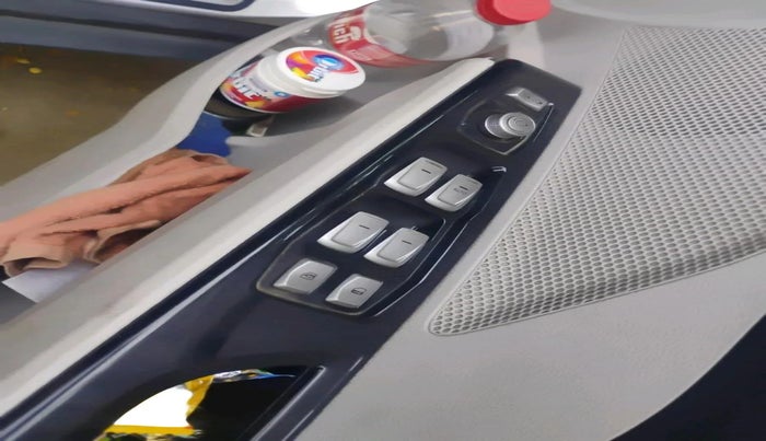 2019 Mahindra XUV300 W8 (O) 1.2 PETROL, Petrol, Manual, 72,679 km, interior