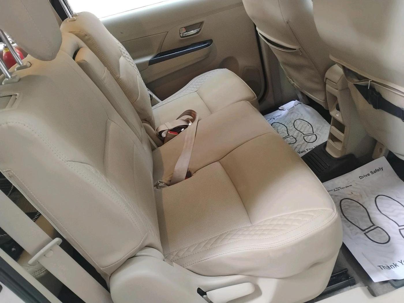 2025 Maruti Ertiga ZXI (O) CNG, CNG, Manual, 17,717 km, interior