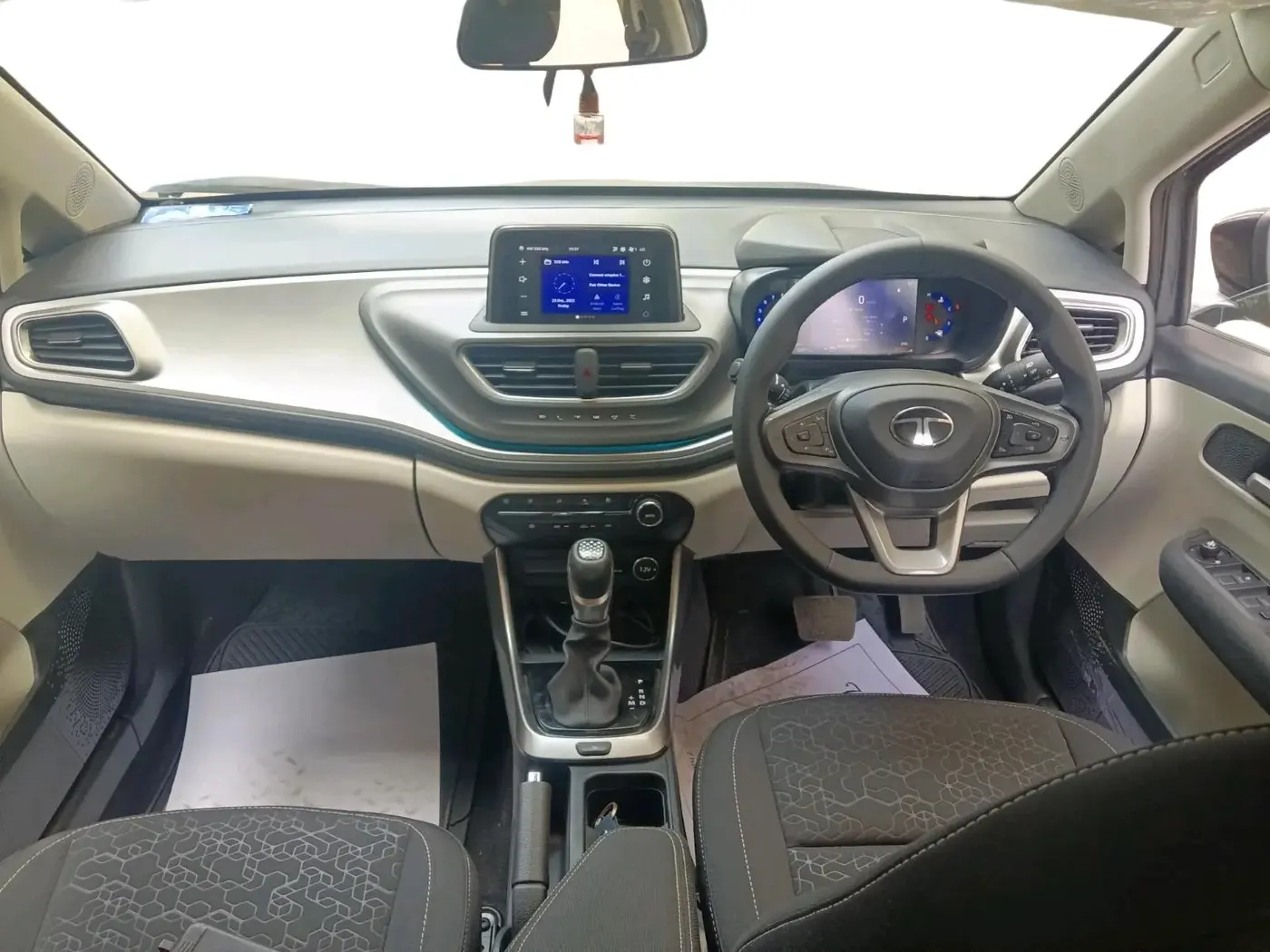 2025 Tata ALTROZ XZA + SUNROOF, Petrol, Automatic, 5,371 km, interior