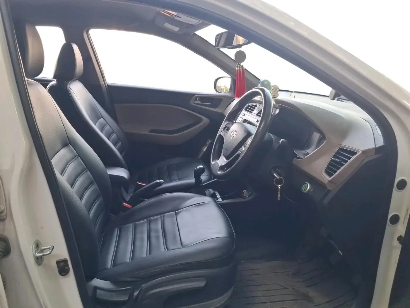 2016 Hyundai Elite i20 SPORTZ 1.2, CNG, Manual, 1,36,025 km, interior