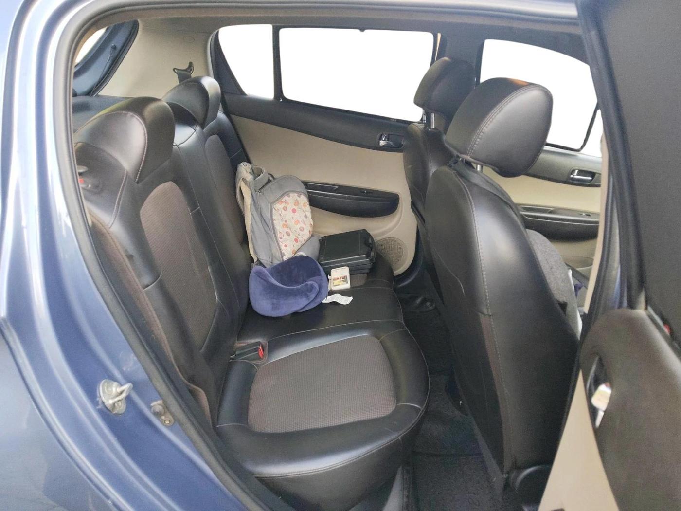 2013 Hyundai i20 MAGNA 1.2, Petrol, Manual, 1,03,229 km, interior