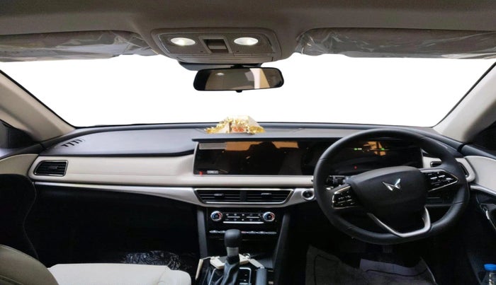 2024 Mahindra XUV700 AX 7 P AT 7 STR, Petrol, Automatic, 4,588 km, interior