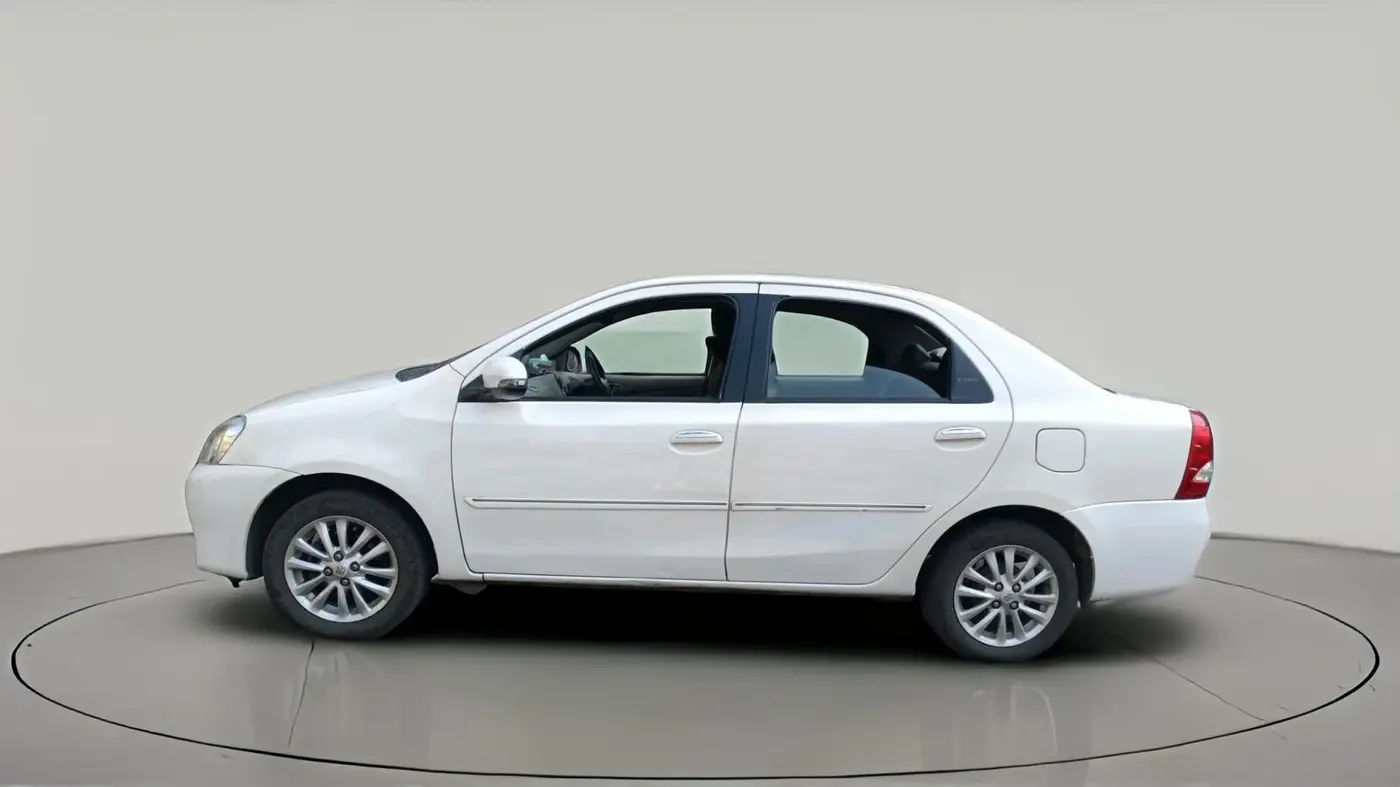2013 Toyota Etios V, CNG, Manual, 1,09,651 km, exterior