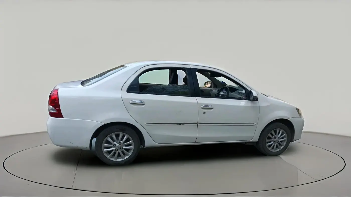 2013 Toyota Etios V, CNG, Manual, 1,09,651 km, exterior