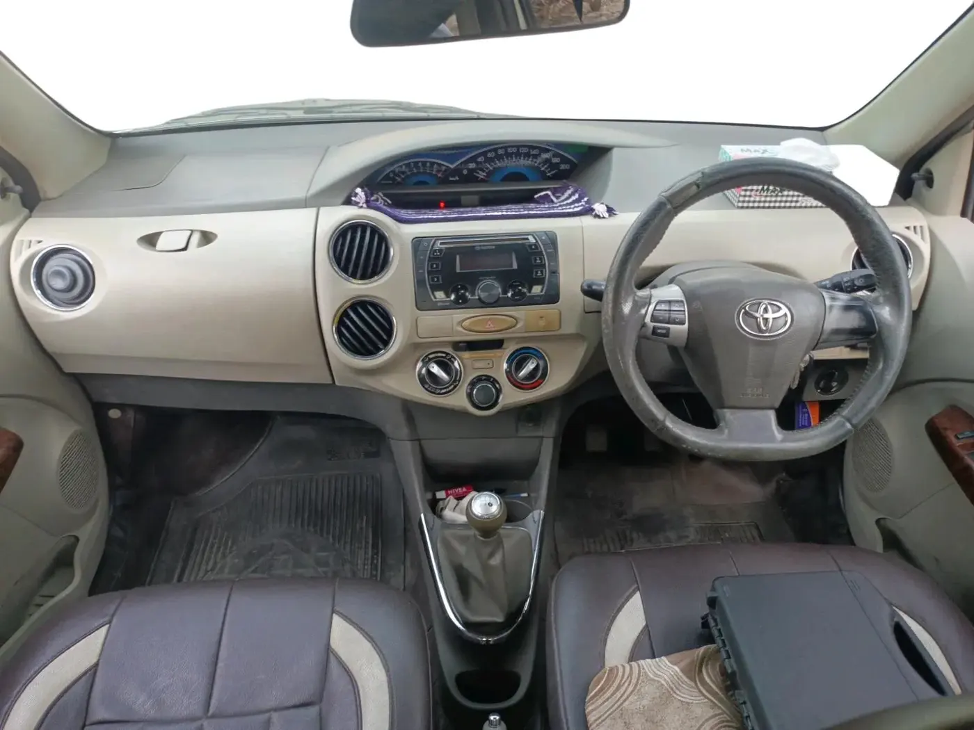 2013 Toyota Etios V, CNG, Manual, 1,09,651 km, interior