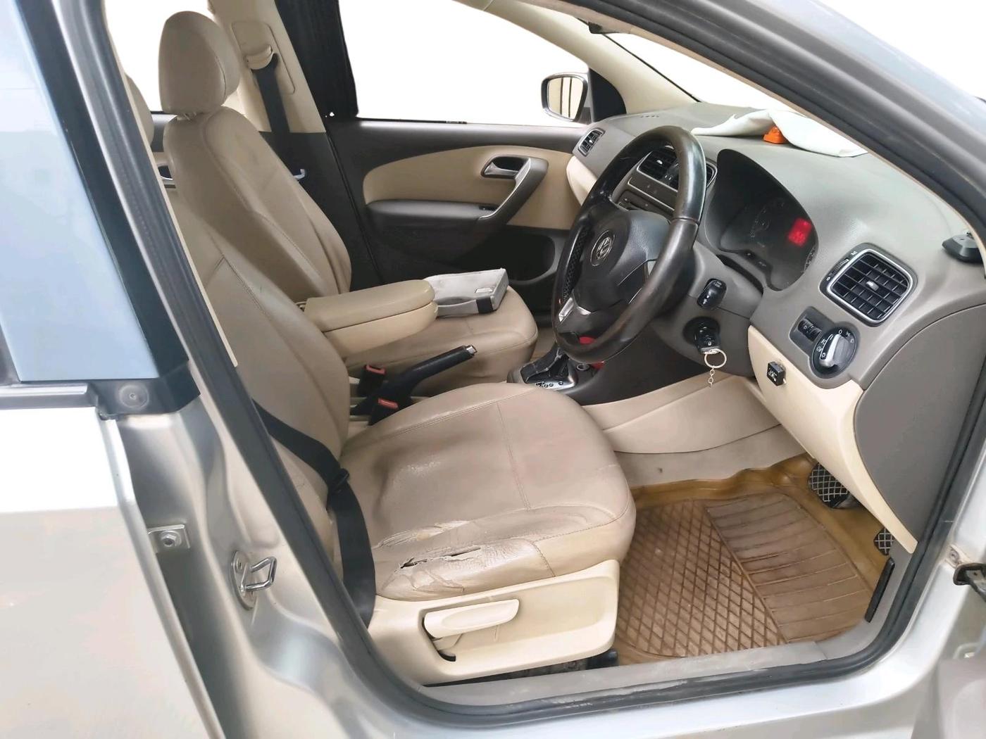 2011 Volkswagen Vento HIGHLINE PETROL AT, CNG, Automatic, 1,86,107 km, interior