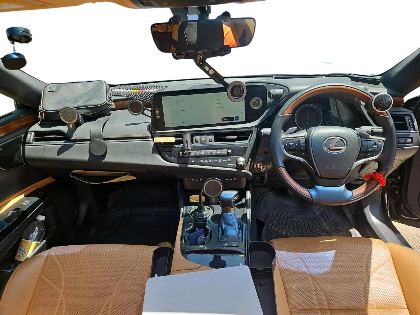 2023 Lexus ES 300h Luxury, Hybrid, Automatic, 5,173 km, interior
