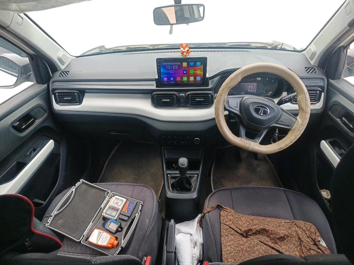 2024 Tata PUNCH PURE MT CNG, CNG, Manual, 25,565 km, interior