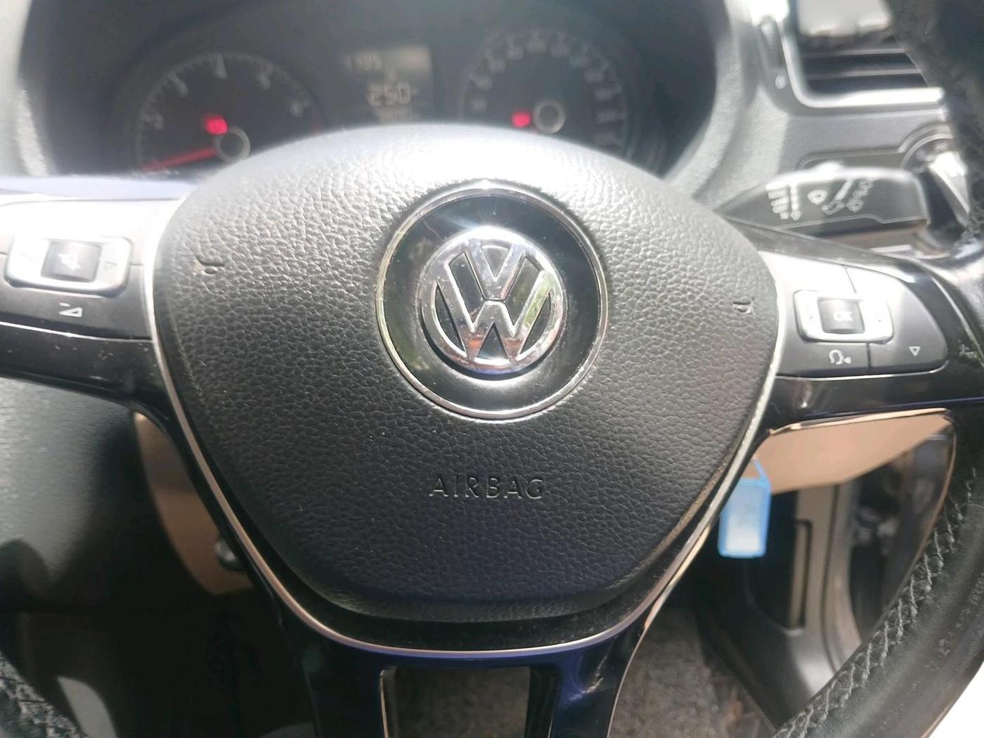 2014 Volkswagen Polo HIGHLINE1.2L, CNG, Manual, 78,890 km, interior