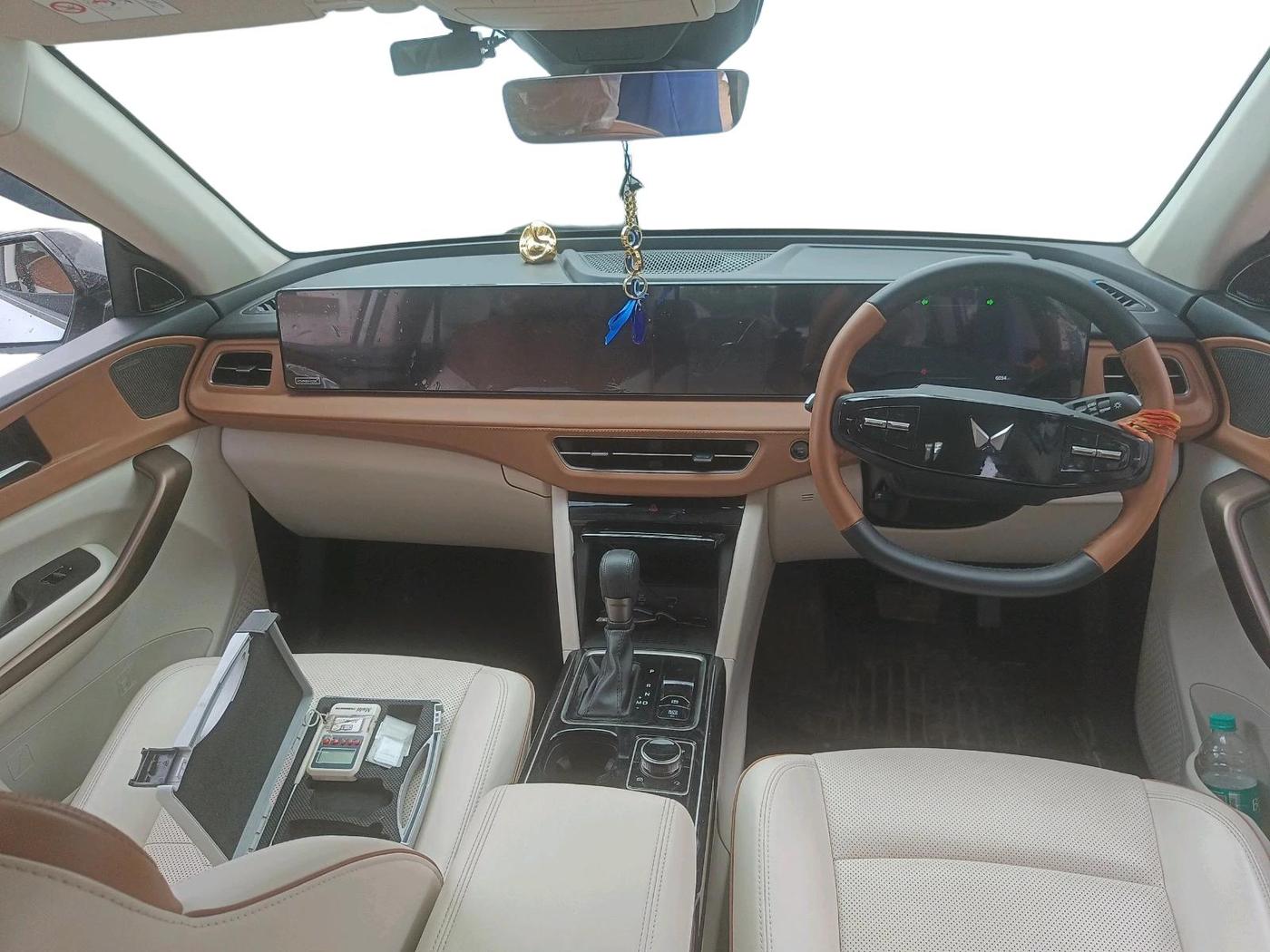 2026 Mahindra XUV 7XO AX7 T 2WD Petrol 2.0L Turbo Automatic 7 STR, Petrol, Automatic, 6,034 km, interior
