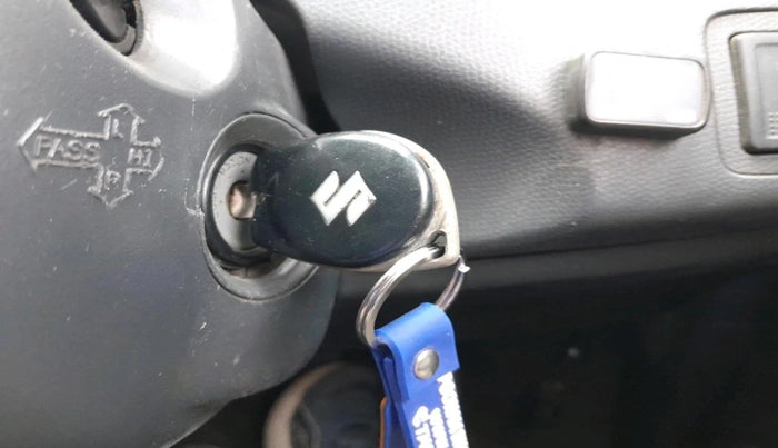 2010 Maruti Swift ZXI, CNG, Manual, 1,14,169 km, interior