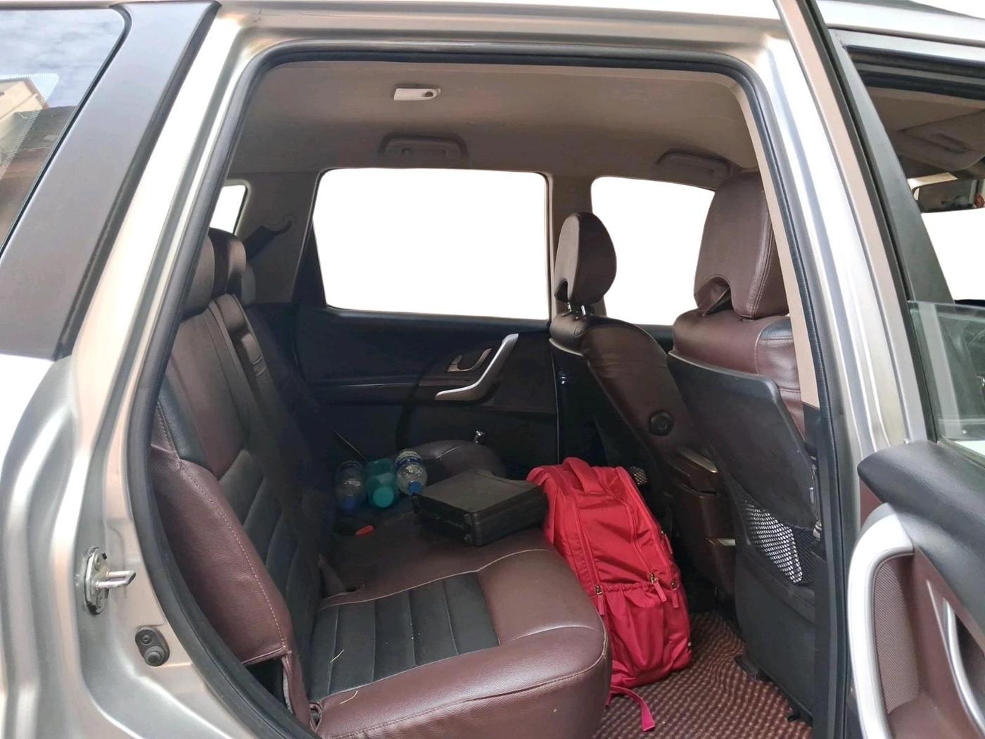 2015 Mahindra XUV500 W6, Diesel, Manual, 1,75,511 km, interior