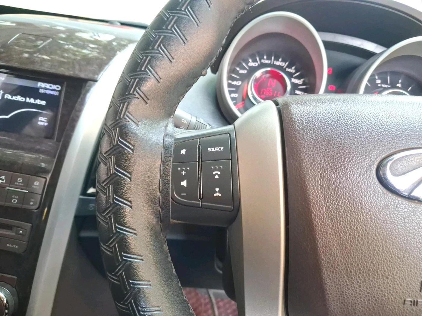 2015 Mahindra XUV500 W6, Diesel, Manual, 1,75,511 km, interior