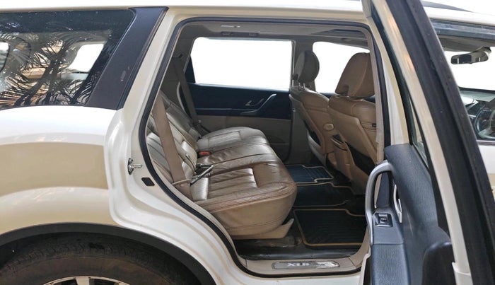 2015 Mahindra XUV500 W8, Diesel, Manual, 1,27,268 km, interior
