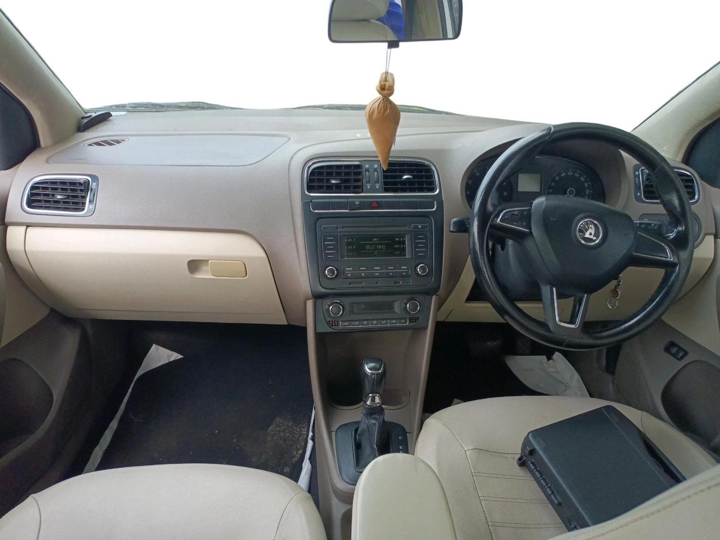 2014 Skoda Rapid ELEGANCE 1.6 MPI AT, Petrol, Automatic, 1,73,539 km, interior
