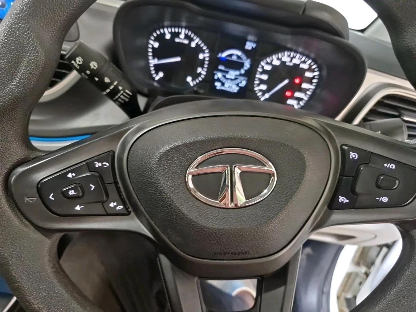 2022 Tata ALTROZ XZ PETROL, Petrol, Manual, 32,772 km, interior