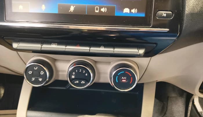 2021 Renault TRIBER RXZ AMT DUAL TONE, Petrol, Automatic, 30,624 km, interior