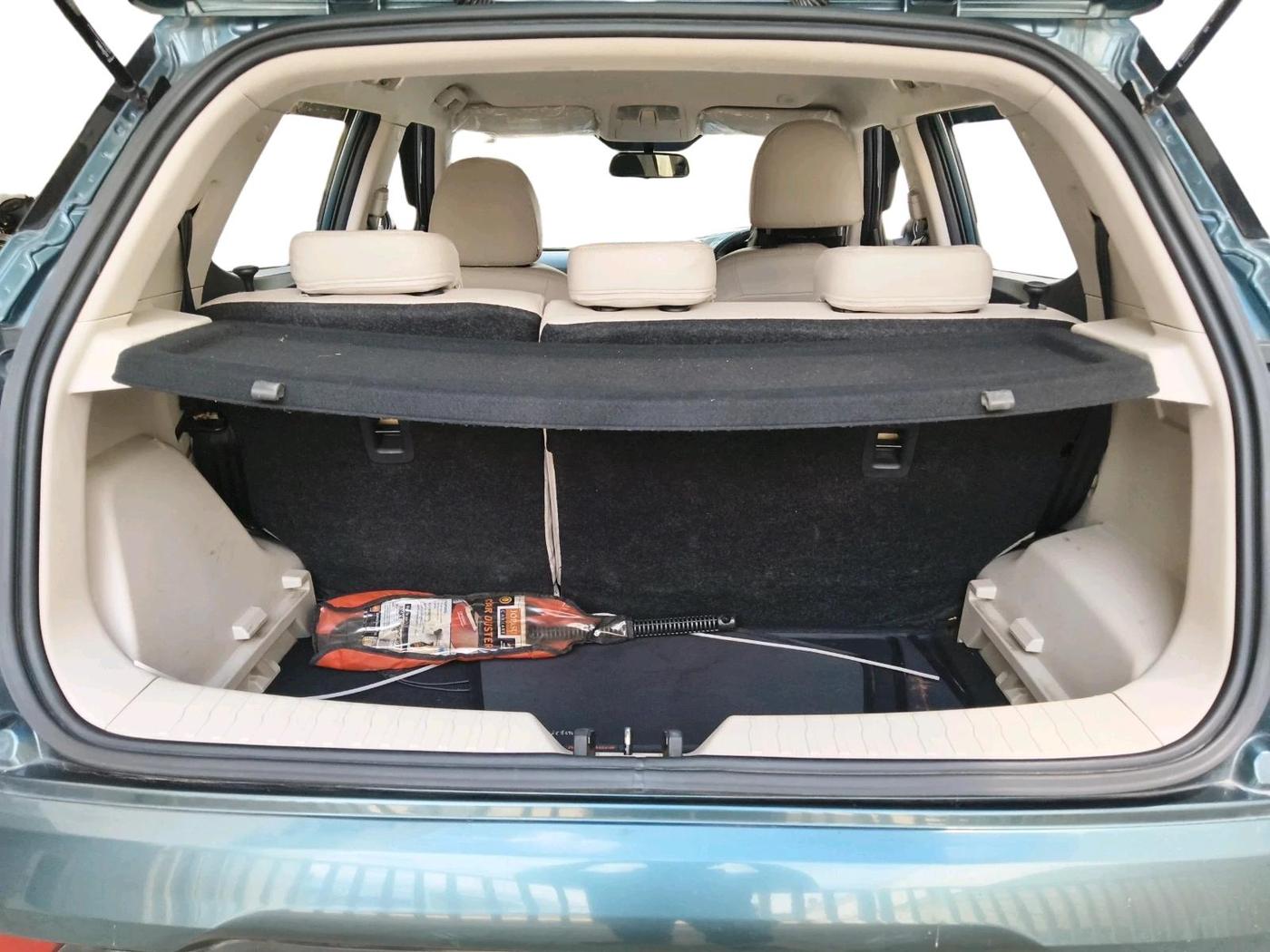 2021 Mahindra XUV300 W8 1.5 DIESEL, Diesel, Manual, 1,22,425 km, exterior