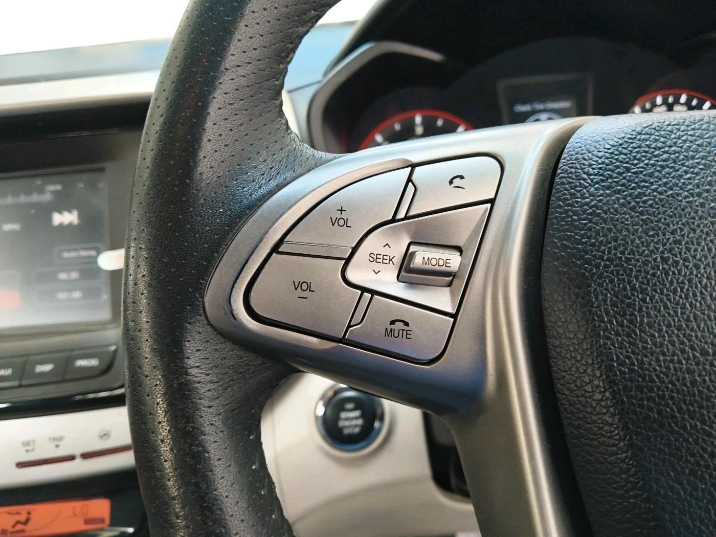 2021 Mahindra XUV300 W8 1.5 DIESEL, Diesel, Manual, 1,22,425 km, interior