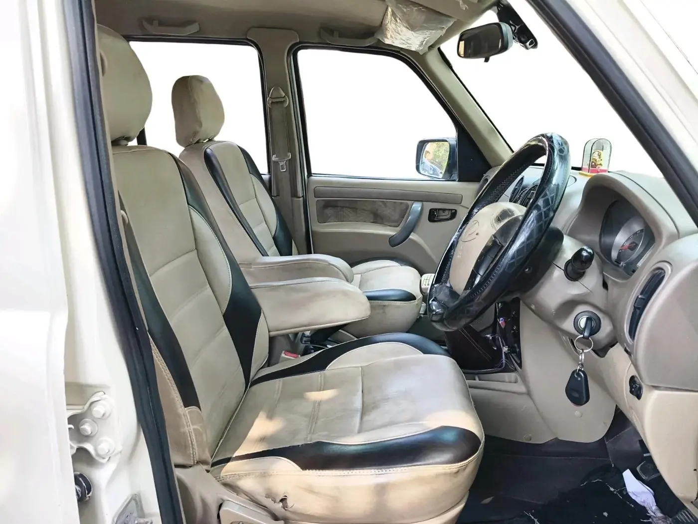 2013 Mahindra Scorpio VLX 2WD BS-III, Diesel, Manual, 2,21,440 km, interior
