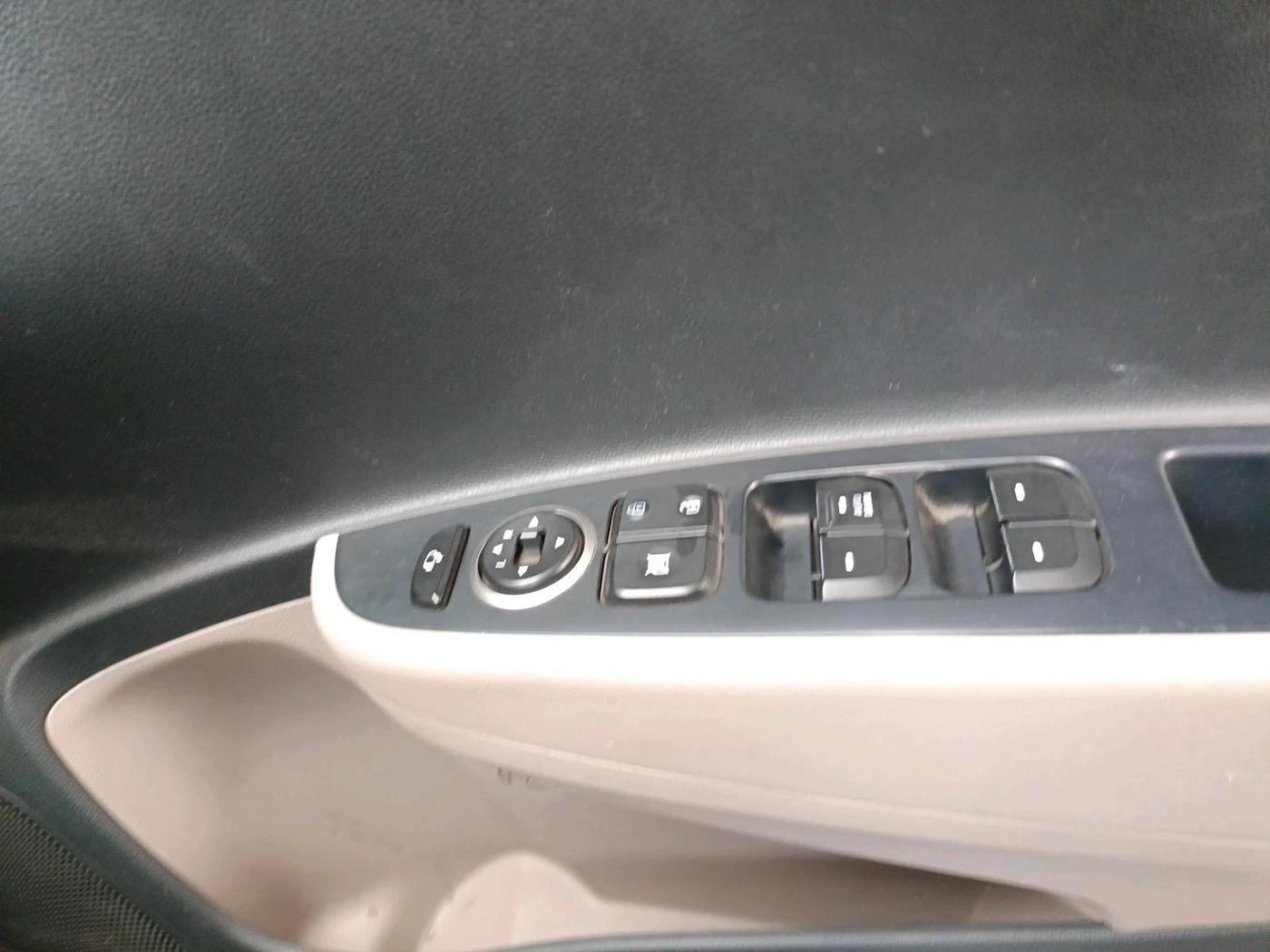 2017 Hyundai Grand i10 SPORTZ (O) AT 1.2 KAPPA VTVT, Petrol, Automatic, 46,489 km, interior