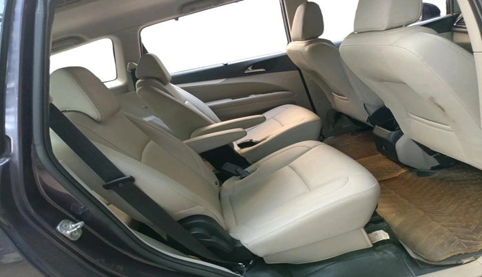 2018 Mahindra MARAZZO M8 7 STR, Diesel, Manual, 97,426 km, interior