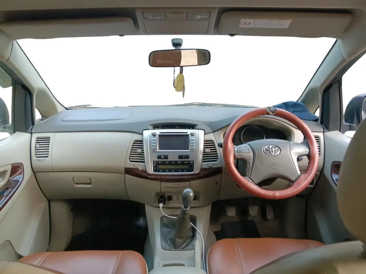 2013 Toyota Innova 2.5 VX 8 STR, Diesel, Manual, 1,19,621 km, interior