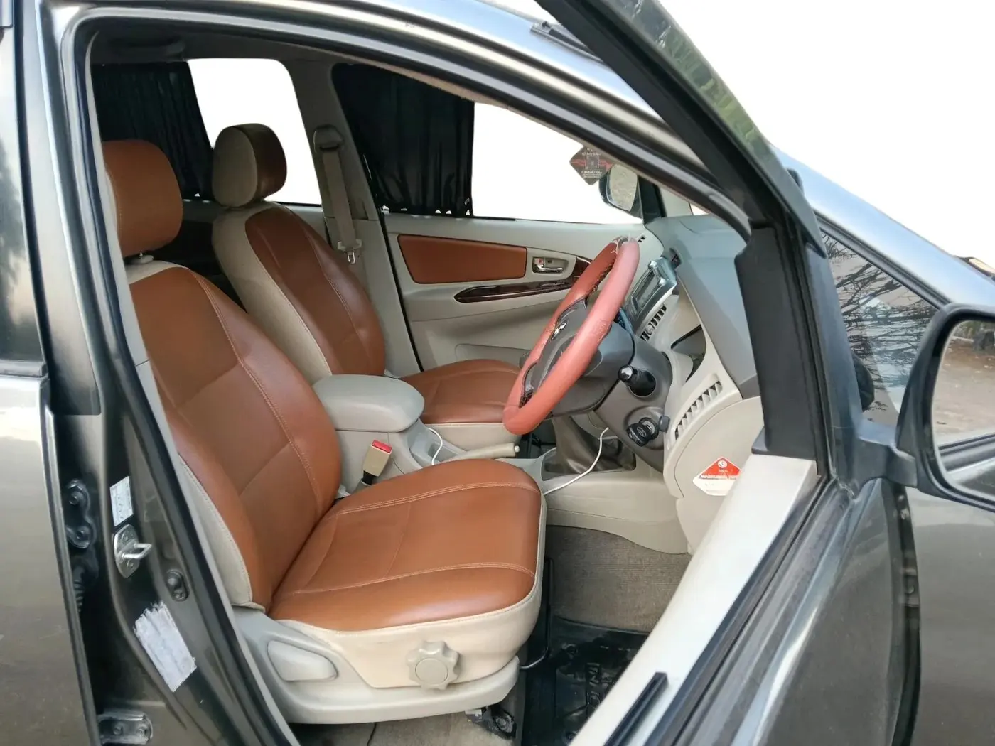 2013 Toyota Innova 2.5 VX 8 STR, Diesel, Manual, 1,19,621 km, interior