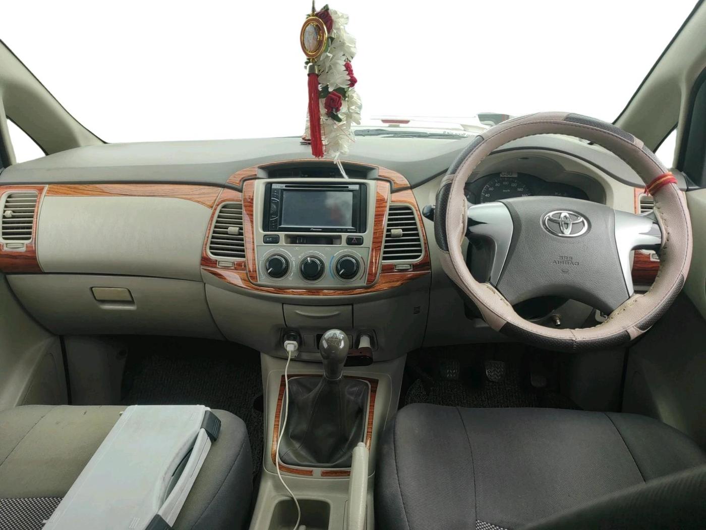 2012 Toyota Innova GX 2.5 8 STR, Diesel, Manual, 2,82,439 km, interior
