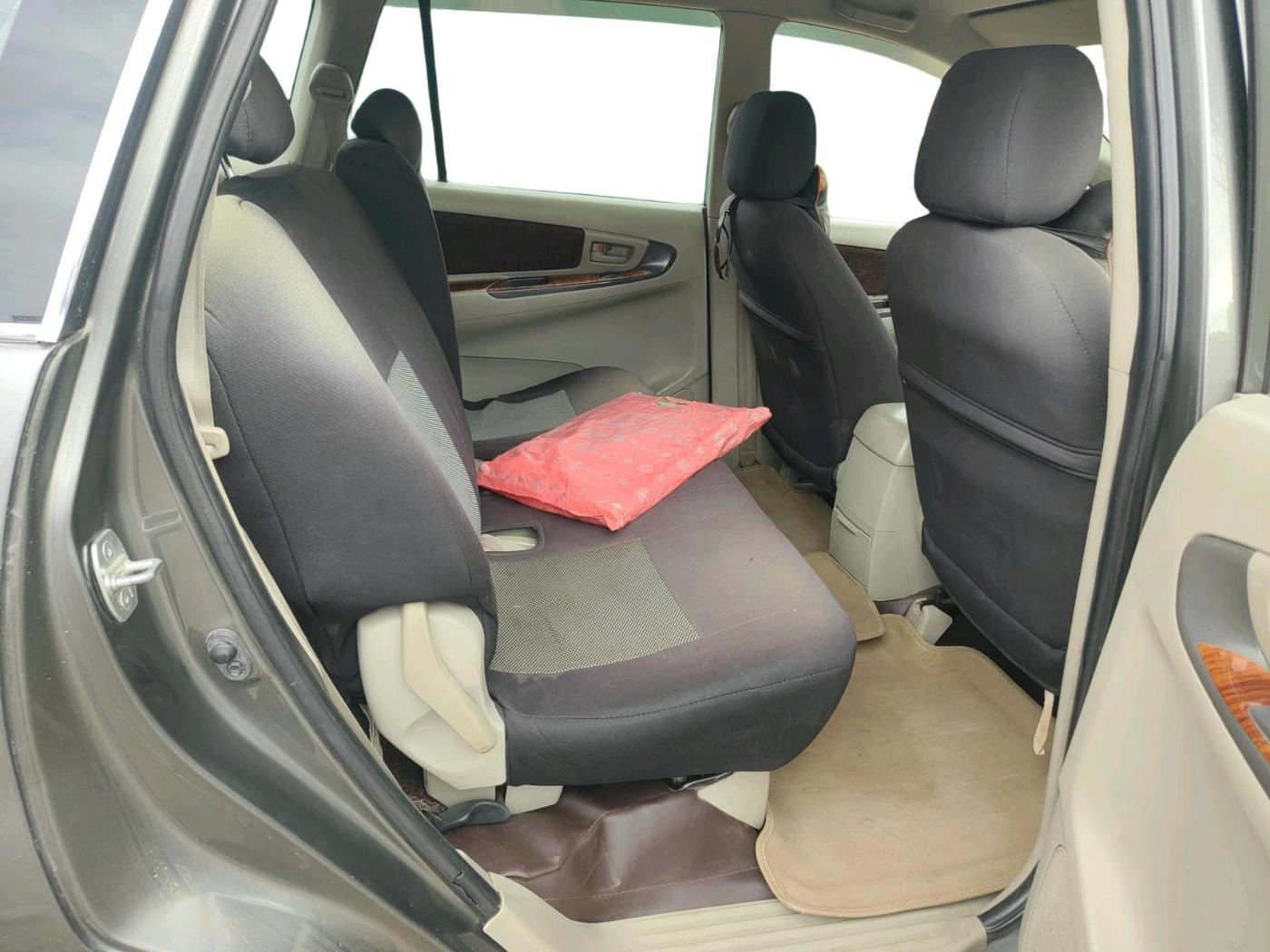 2012 Toyota Innova GX 2.5 8 STR, Diesel, Manual, 2,82,439 km, interior