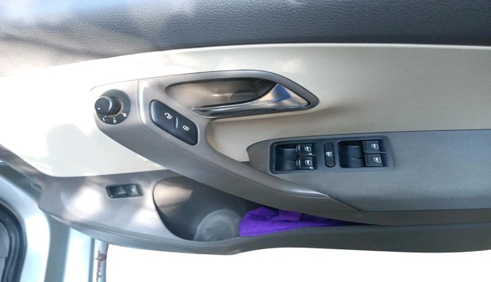 2012 Volkswagen Vento HIGHLINE 1.6 MPI, Petrol, Manual, 1,38,352 km, interior