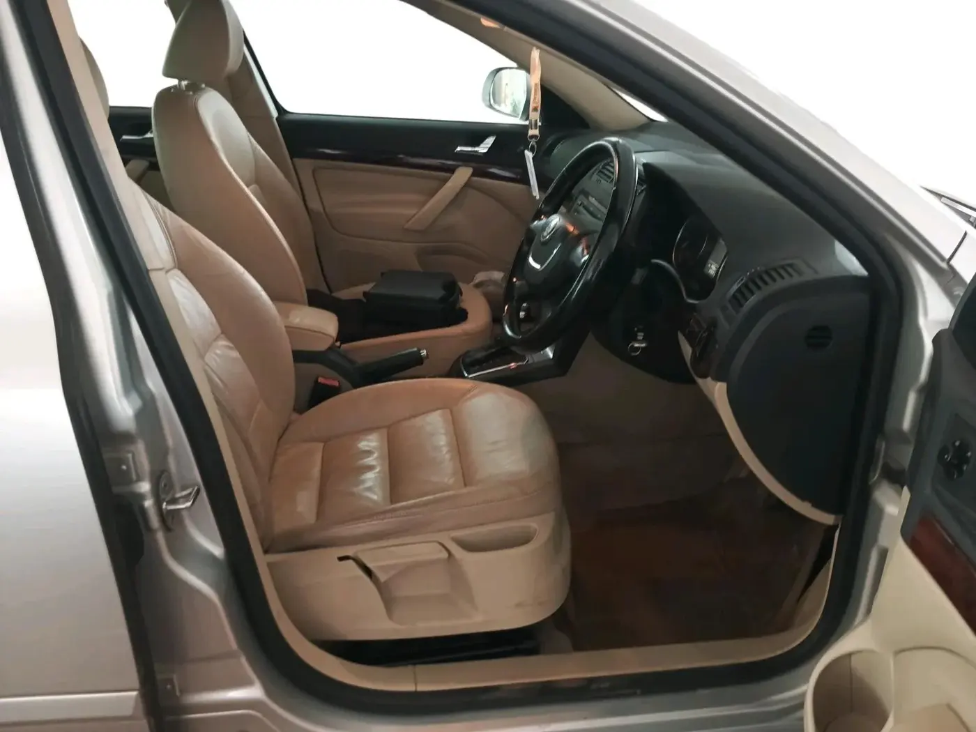 2011 Skoda Laura ELEGANCE 2.0 TDI CR AT, Diesel, Automatic, 1,29,091 km, interior
