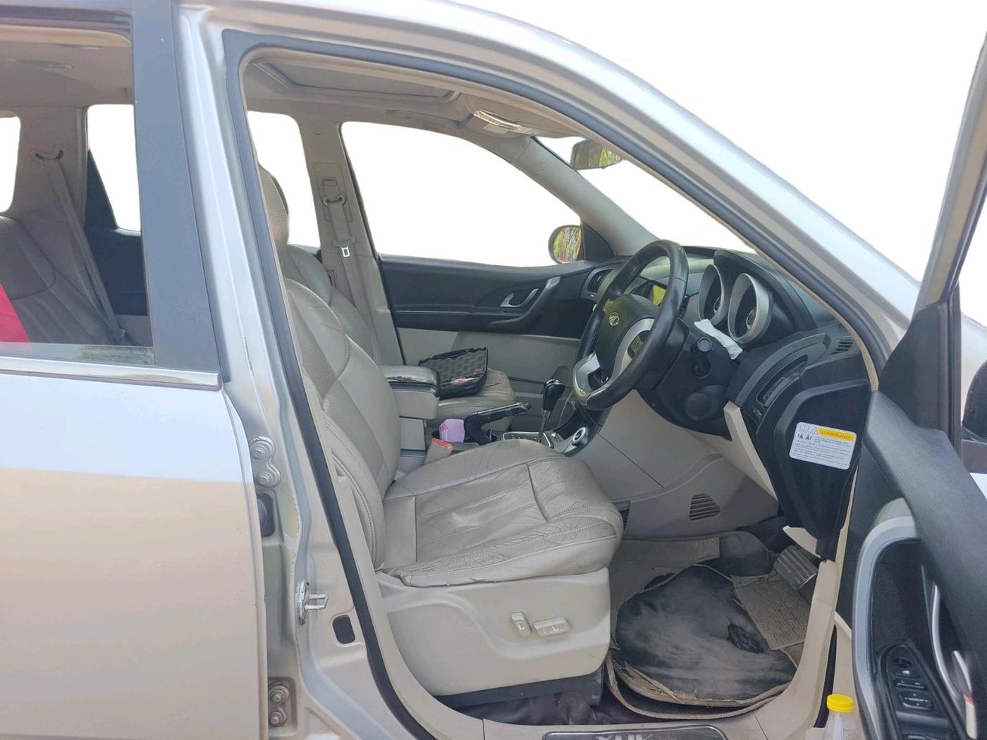 2016 Mahindra XUV500 W10 AT, Diesel, Automatic, 2,11,660 km, interior