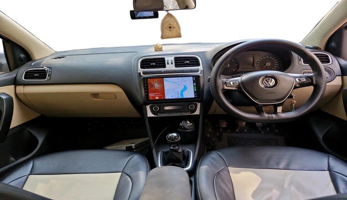 2015 Volkswagen Polo HIGHLINE1.5L, Diesel, Manual, 1,30,225 km, interior